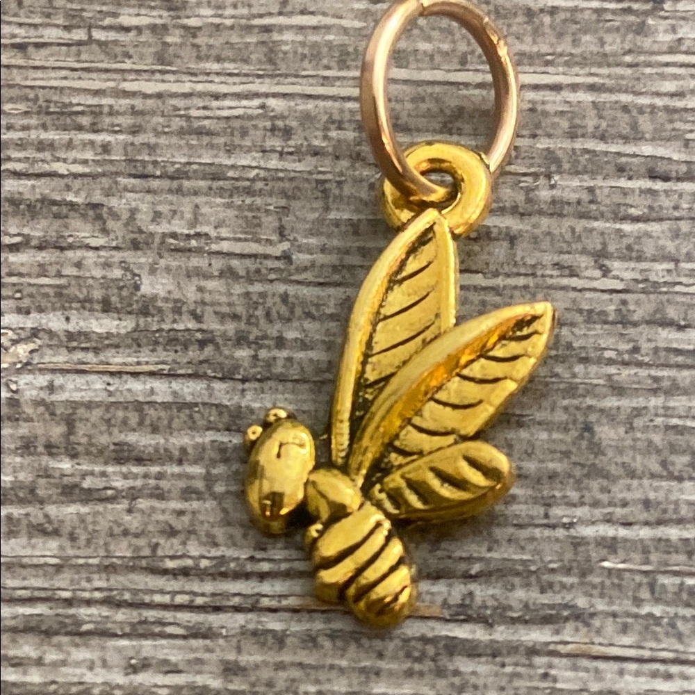 5/$10❤️❤️❤️New Brass Bee Charm Pendant
